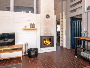 een open haard in een woonkamer met een bakstenen muur bij Holiday home Aabenraa LIX in Aabenraa