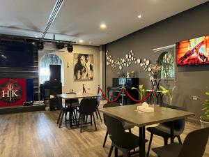 une salle à manger avec deux tables et des chaises dans l'établissement Mutrah Hotel, à Mascate