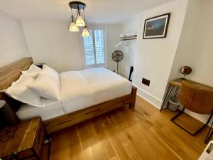 Säng eller sängar i ett rum på Camelford Street Cottage - Brighton