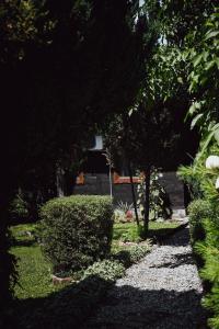 un jardín con árboles y una casa al fondo en House for rest Juliet, en Velika Gorica