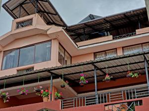 een gebouw met potplanten aan de zijkant bij HAVEN COTTAGE in Ooty