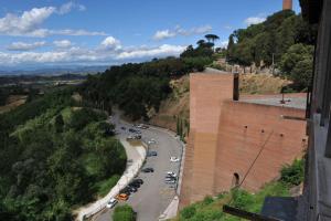 widok na drogę z samochodami zaparkowanymi obok budynku w obiekcie Dimora Sotto la Rocca w mieście San Miniato