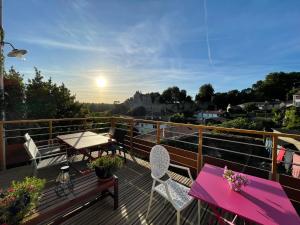 eine Terrasse mit einem Tisch und Stühlen auf dem Balkon in der Unterkunft Les 3 pigeons in Bressuire