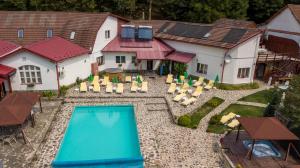 eine Luftansicht eines Hauses mit Pool in der Unterkunft Pensiunea Alpin in Păltiniş