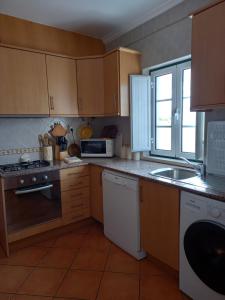 A kitchen or kitchenette at T2,Casa Sol e Mar 50464/AL