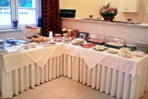 een tafel met eten in een kamer bij Villa Bella Casa in Łomianki