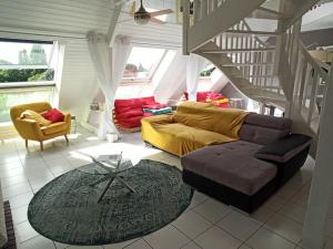 ナントにあるSuperbe loft 90m² proche parc expo Nantes (6p)のリビングルーム(ソファ、テーブル付)