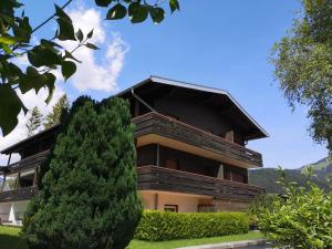 un bâtiment avec un bush devant lui dans l'établissement Apartments Olympiastraße, à Seefeld in Tirol