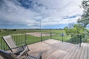 Balcó o terrassa a Lovely Barn Loft with Mountain Views on Horse Estate