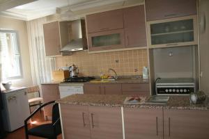 Кухня или мини-кухня в Konakli Apartments Izmir
