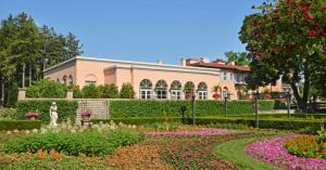 un giardino fiorito di fronte a un edificio di Staybridge Suites Lincolnshire, an IHG Hotel a Lincolnshire