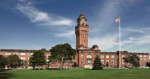 un edificio con una torre dell'orologio sopra di Staybridge Suites Lincolnshire, an IHG Hotel a Lincolnshire