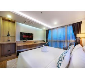 Телевизия и/или развлекателен център в PLAAI Prime Hotel Rayong SHA Extra Plus