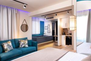 SKS Luxury Suites & Rooms tesisinde mutfak veya mini mutfak