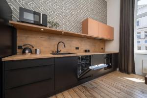 una cucina con lavandino e piano di lavoro di Apartament Malarska 50m od Rynku a Breslavia