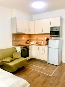 Η κουζίνα ή μικρή κουζίνα στο SWEET HOME Apartman , 30sqm studio, free private parking, mountain view, balcony, 20 min from downtown