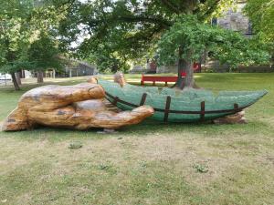 uma estátua de um gato deitado num barco em Schöne 3-Zimmer Erdgeschosswohnung am Bergpark,Unesco,Therme,Train, Wilhelmshöher Allee 329 em Kassel