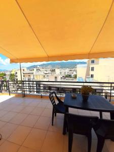 Un balcón o terraza en Central Square appartment with panoramic view