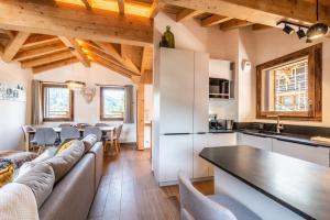 Kuhinja ili čajna kuhinja u objektu Apartment Lizay Morzine - by EMERALD STAY