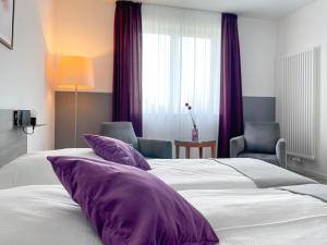 เตียงในห้องที่ PRIMA Inn HOTEL & HOF NEURUPPIN - digitales & rezeptionsloses Motel