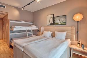 um quarto com 2 beliches e uma cama sidx sidx sidx em Scandic Oceanhamnen em Helsingborg