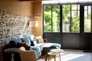 A seating area at Paddock Lodge - Suites Wellness & Chambres d'hôtes