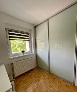 Habitación vacía con puerta corredera y ventana en DIS apartment Varaždin, en Varaždin