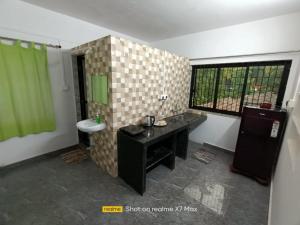 La salle de bains est pourvue d'un lavabo et de toilettes. dans l'établissement Palolem Sunrise Apartment, à Palolem