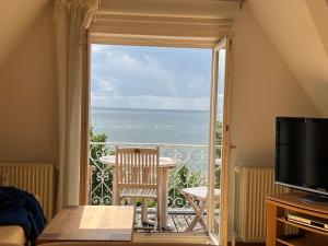 Cette chambre dispose d'un balcon avec vue sur l'océan. dans l'établissement Sandwallkoje, à Wyk auf Föhr