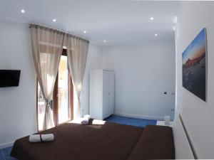 1 dormitorio con cama y ventana grande en Al Centro del Golfo, en Torre del Greco