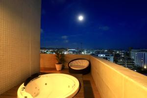 La salle de bains est pourvue d'une baignoire sur le balcon. dans l'établissement Paradiso Corporate, à Cabo Frio