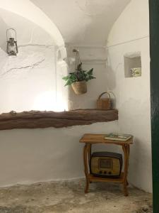 - une petite table à côté d'une petite télévision dans la chambre dans l'établissement Casa dos Tios, à Veiros