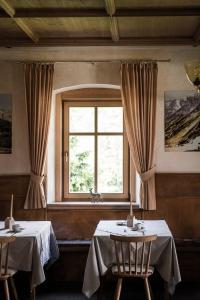 a dining room with two tables and a window at Glacier Rock guesthouse in Solda