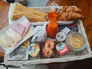 Comida no apartamento ou em algum lugar perto