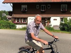 ヒンターツァルテンにあるGästehaus Lickert Familie Dreherの自転車に乗る老人