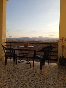 un tavolo con sedie in una camera con vista di Serene Country House (near Ancient Tiryns) a Nauplia