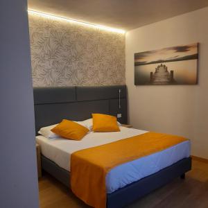 A bed or beds in a room at Bike Hotel Touring Gardone Riviera & Wellness