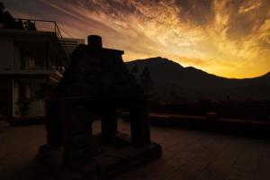 un tramonto con vista su una montagna di Chandys Drizzle Drops - Munnar Top Station a Munnar