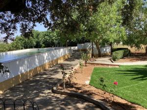 un jardín con árboles y una piscina en Quinta da Horta Nova, en Elvas