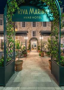 Фасада или вход на Riva Marina Hvar Hotel