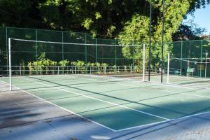 una pista de tenis con dos personas más activas, en Sesc Venda Nova, en Belo Horizonte