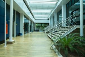 un pasillo vacío de un edificio de oficinas con escaleras en Sesc Venda Nova, en Belo Horizonte