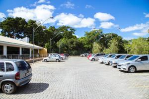 una fila de autos estacionados en un estacionamiento en Sesc Venda Nova, en Belo Horizonte