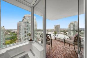 balcone con vista su una città con edifici alti di Water View Condo in Downtown Vancouver (2BR/2Bath) a Vancouver