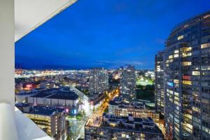 vista sulla città di notte di Water View Condo in Downtown Vancouver (2BR/2Bath) a Vancouver