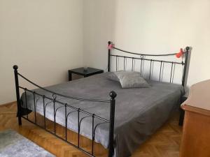 um quarto com uma cama com uma estrutura de metal em Rooms 22 - Beachfront em Primošten