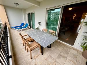 Μπαλκόνι ή βεράντα στο Beachfront 2 bedroom Condo in Playa Royale Resort, Nuevo Vallarta