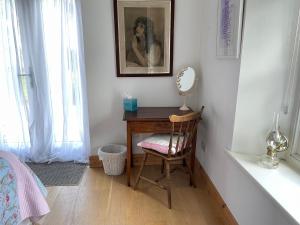 Cette chambre comprend un bureau avec un miroir et une chaise. dans l'établissement Kerry Country House, 