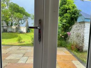 une porte ouverte avec vue sur la cour dans l'établissement Kerry Country House, 