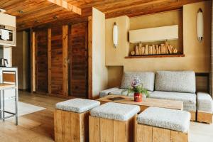 uma sala de estar com um sofá e uma mesa em Les Grands Montets Hotel & Spa em Chamonix-Mont-Blanc